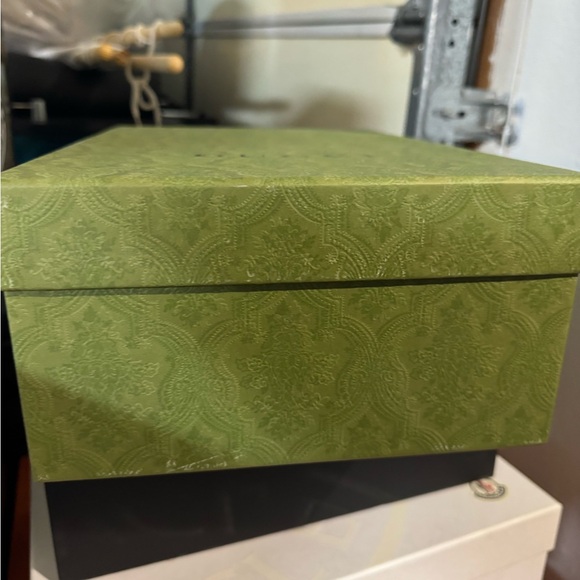 Gucci Olive Green Embossed Box - Picture 2 of 2